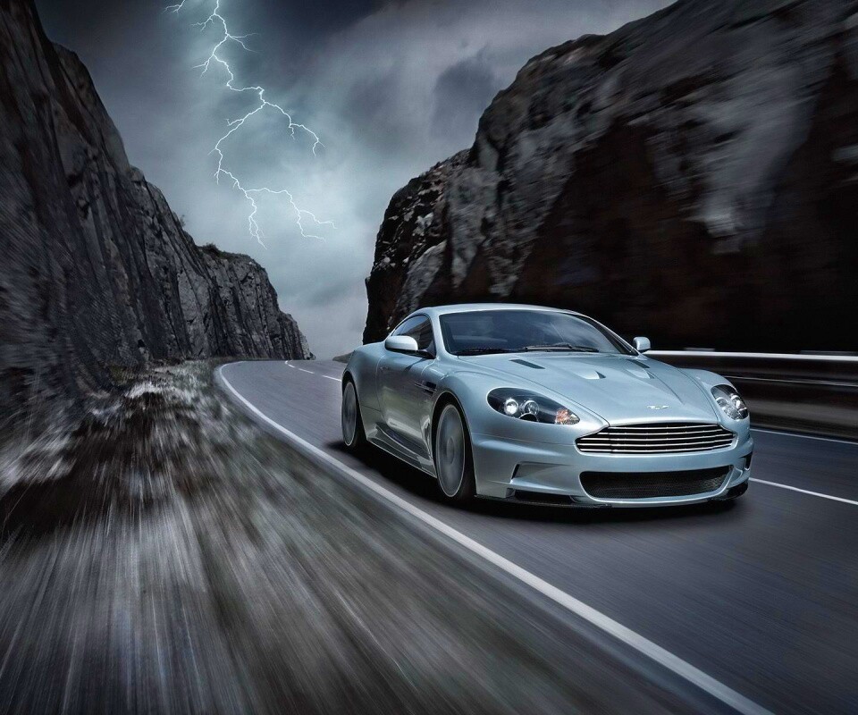 Астон мартин на горной дороге обои