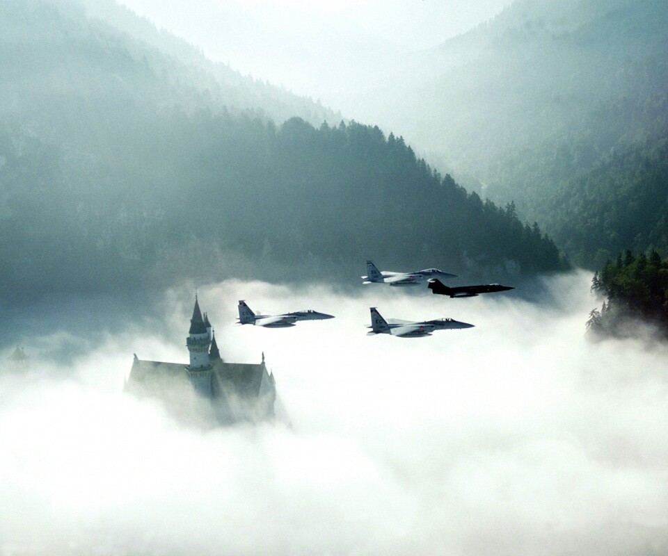 Истребители над замком обои