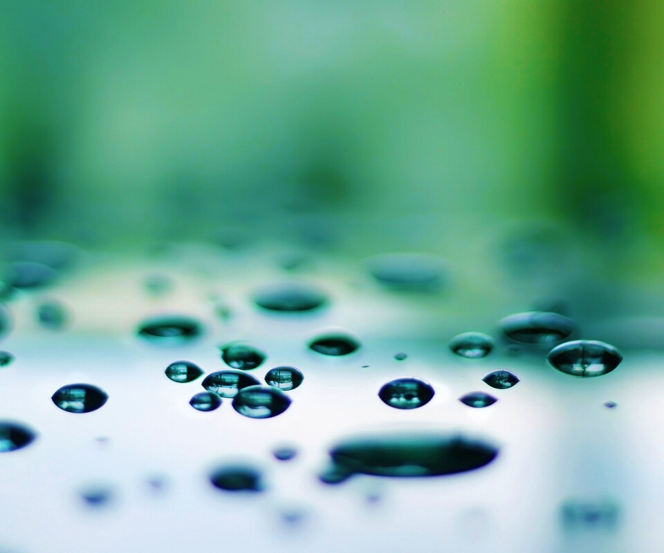 Темные капли на зеркальнйо поверхности обои