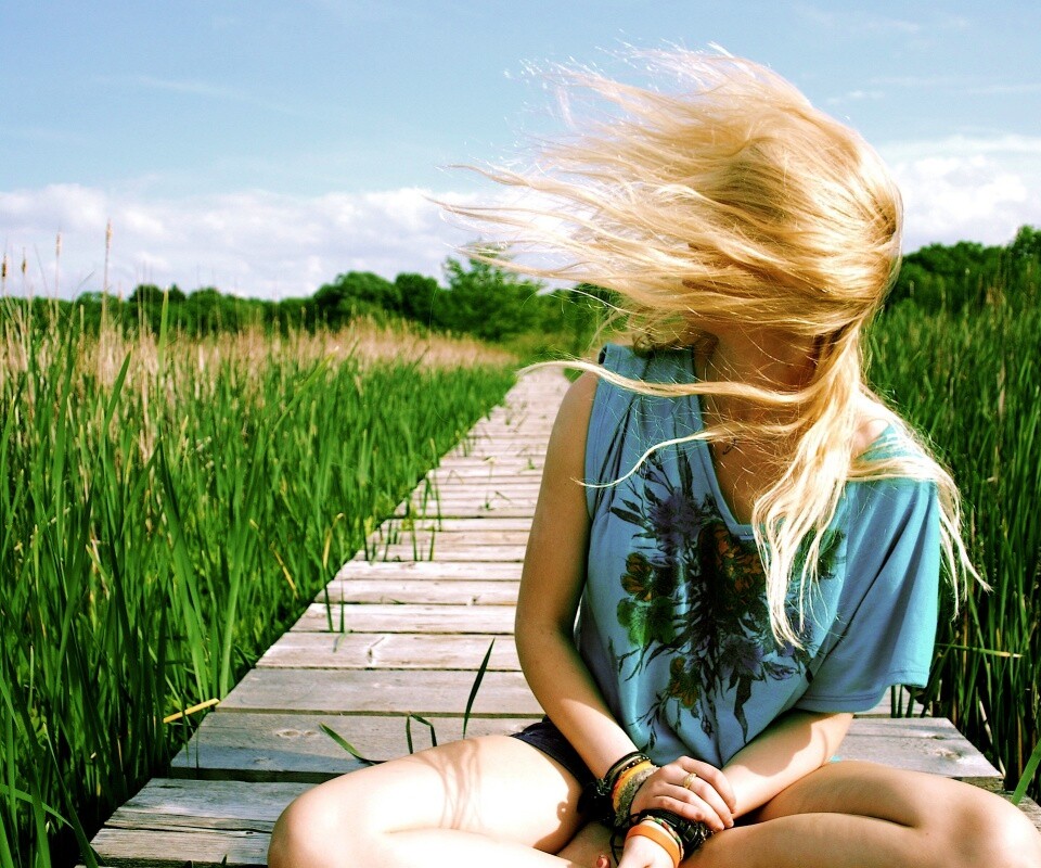 Девушка и ветер обои
