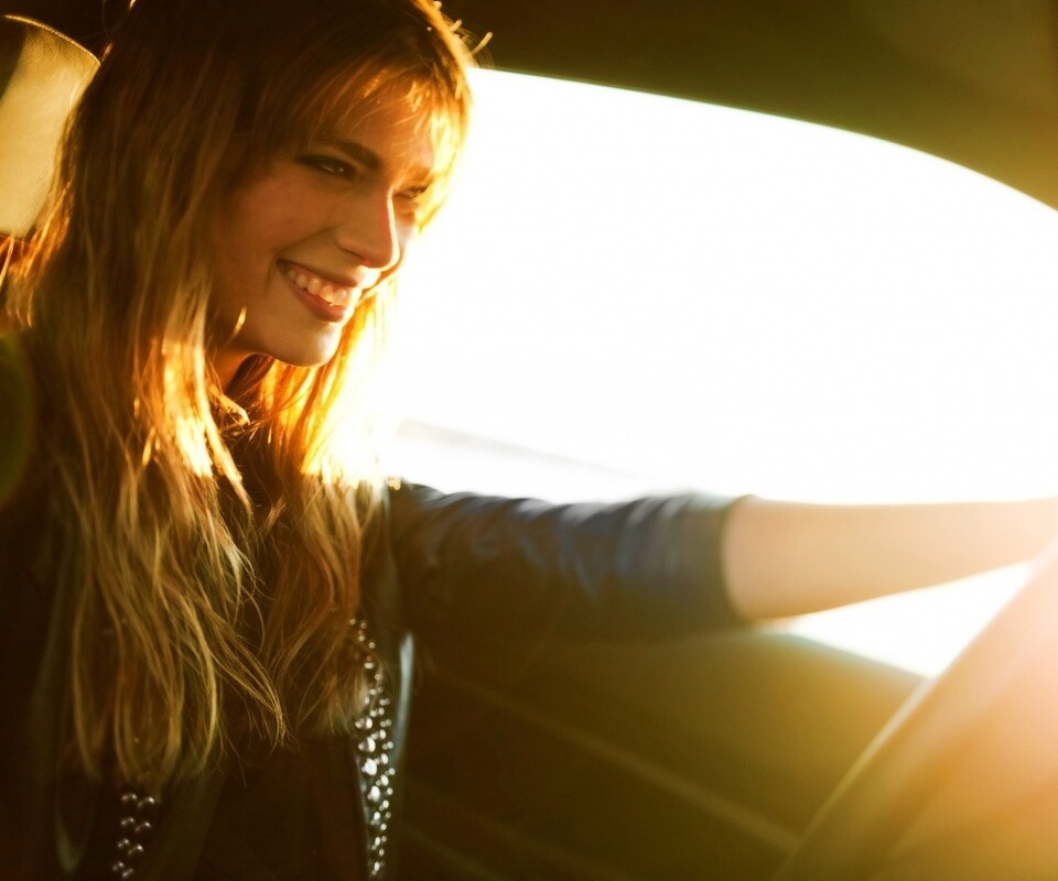 Девушка за рулем автомобиля обои