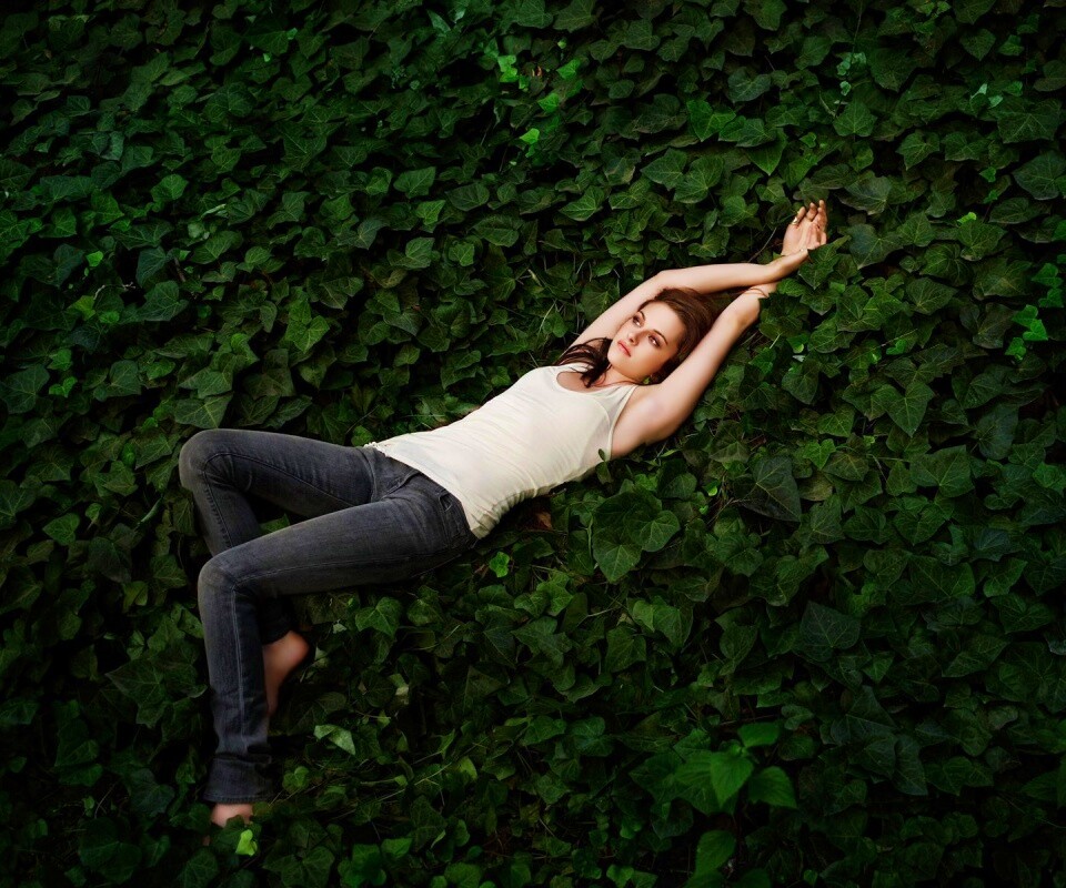 Кристен Стюарт на ковре из листьев обои