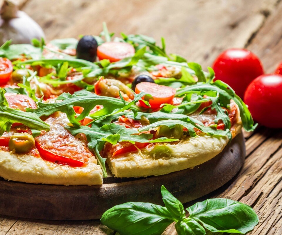 Свежая пицца с рукколой обои