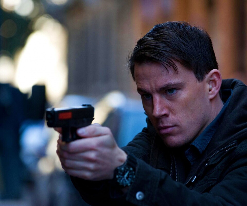 Ченнинг Татум с пистолетом обои