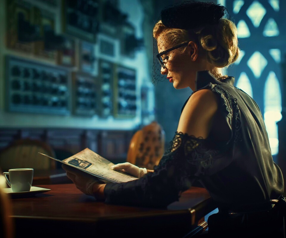 Витажная девушка в кафе обои