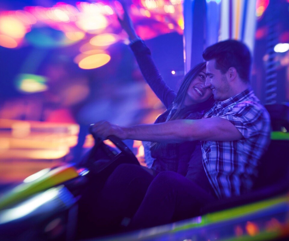 Счастливая пара на аттракционах обои
