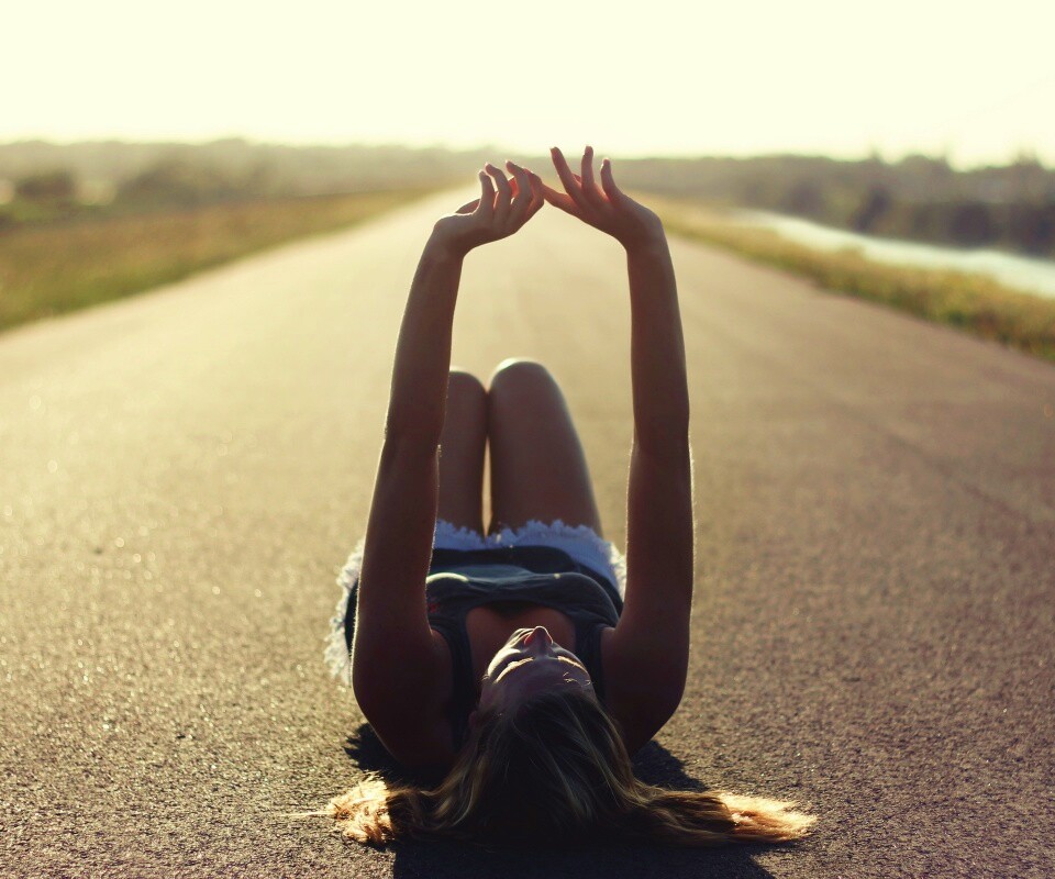 Девушка на асфальте обои