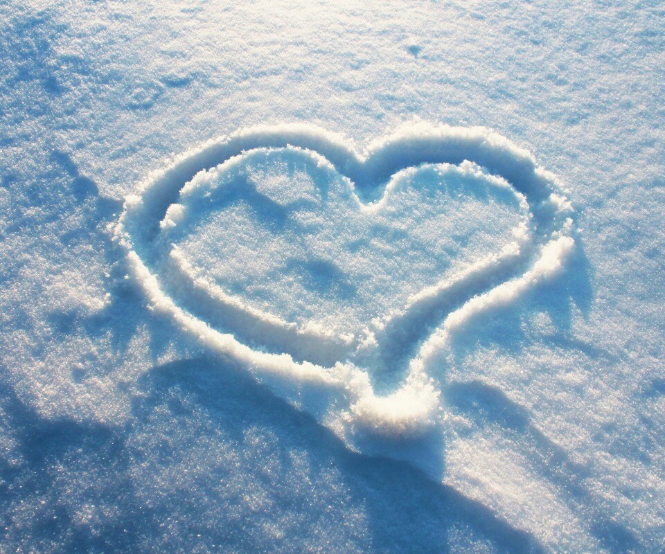 Сердечко на снегу обои