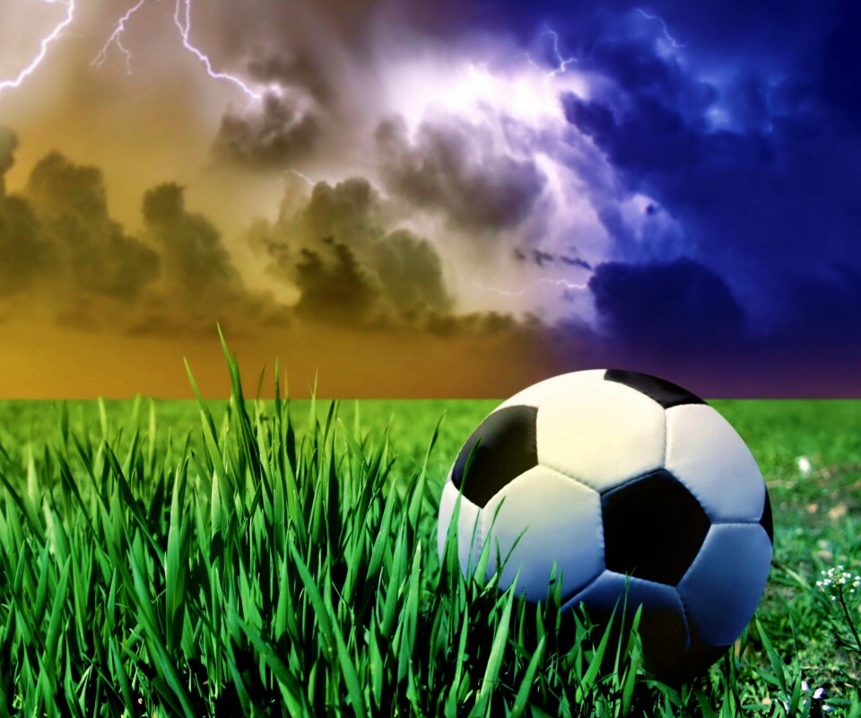 Футбольный мяч на газоне обои