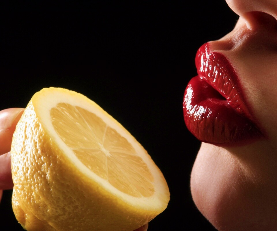 Лимон и губы обои