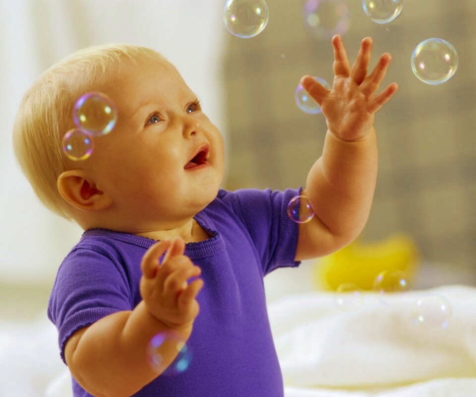 Игра с мыльными пузырями обои