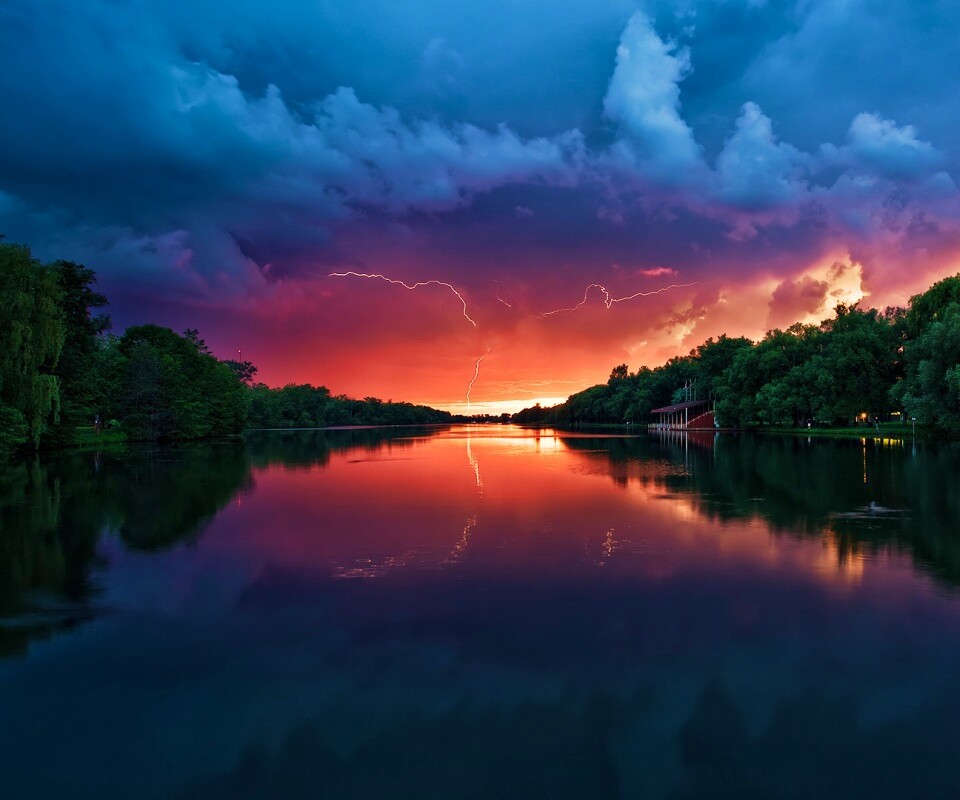 Молнии на фоне заката, стандартные обои mac обои