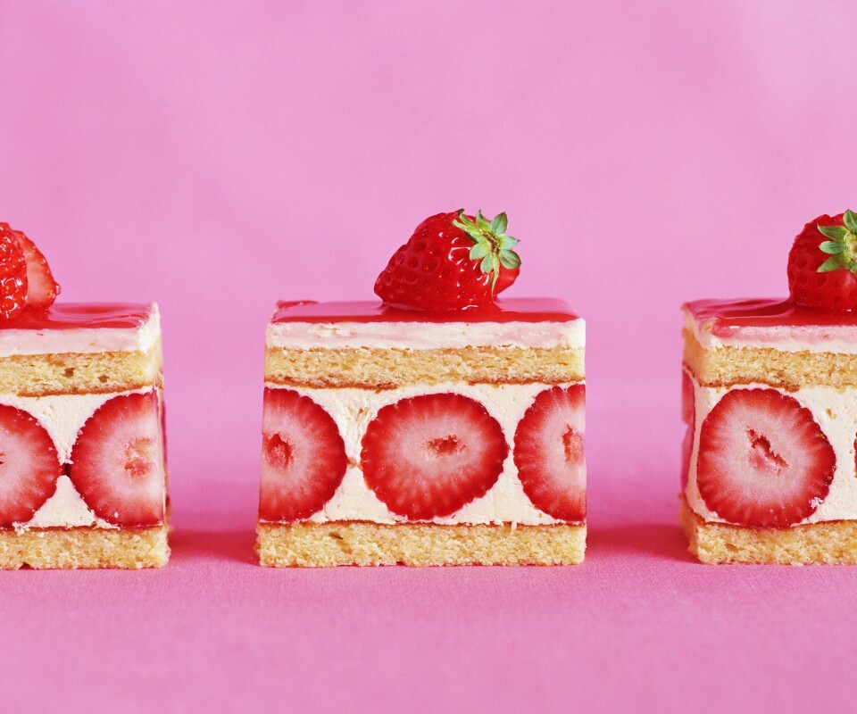 Ломтики клубничного торта обои