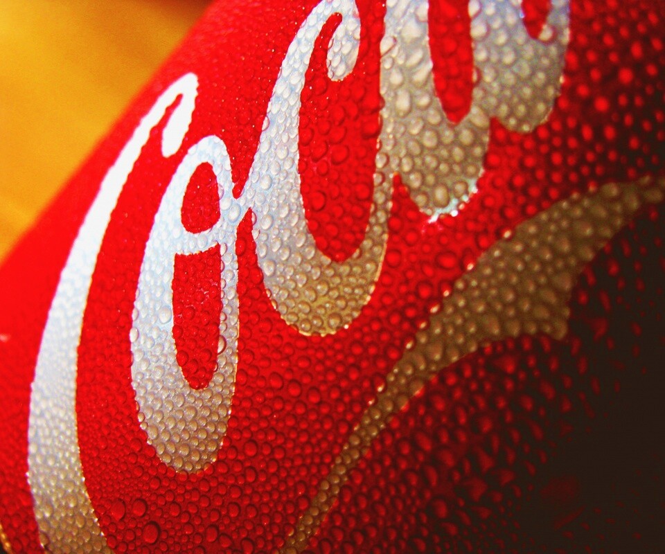 Запотевшая банка Кока-Колы обои