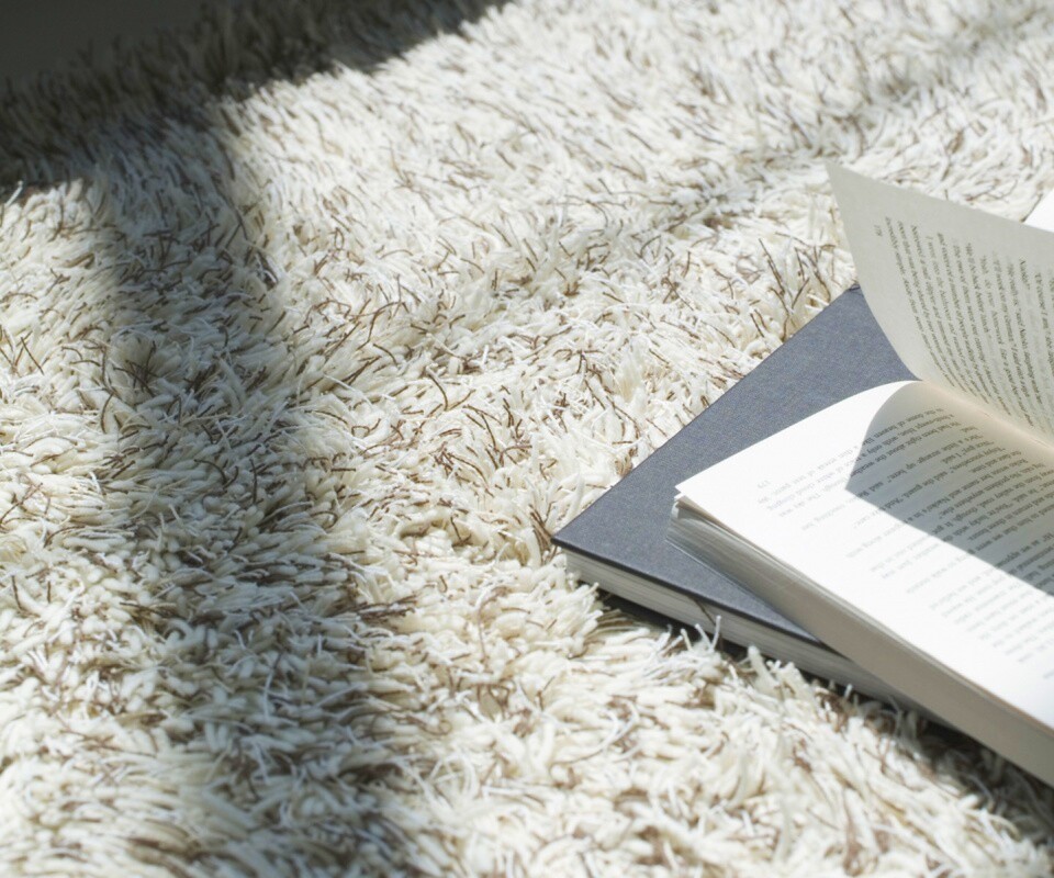 Книга на полу обои