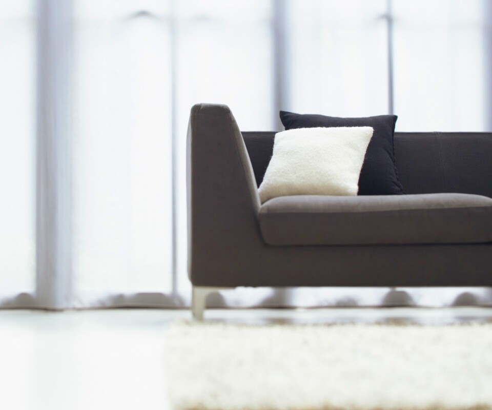 Диван с черной и белой подушками обои