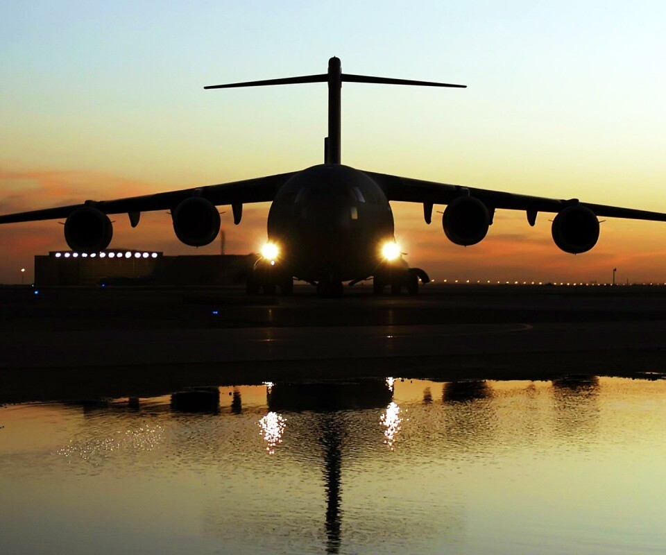 Самолет на взлетной полосе обои