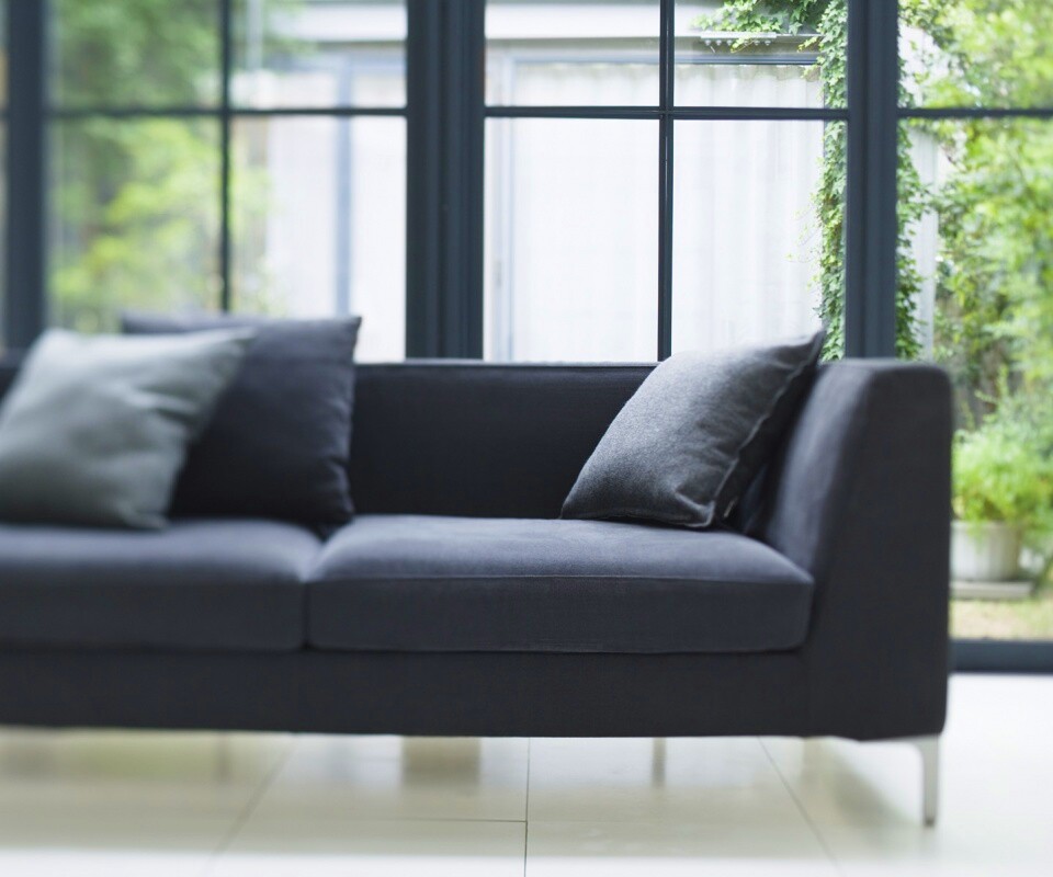 Диван в комнате обои