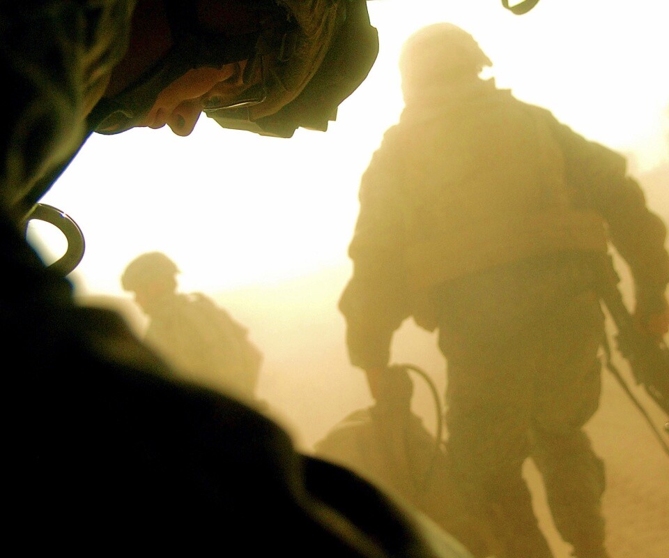 Солдаты выходят из броневика обои