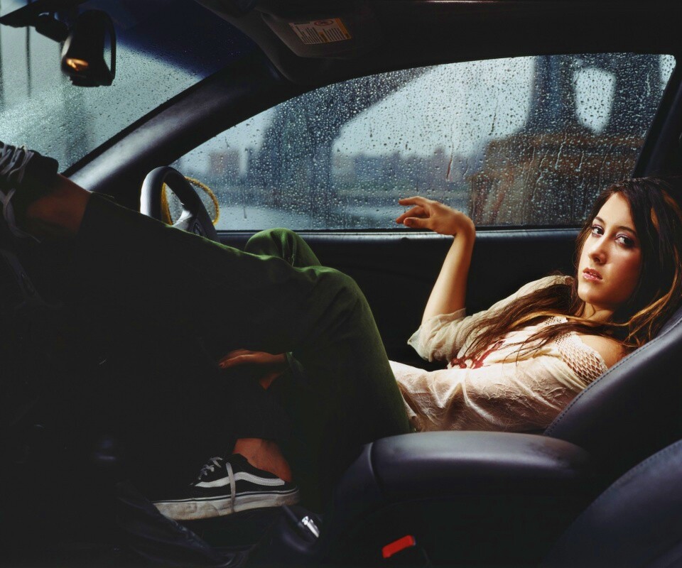 Девушка в автомобиле обои