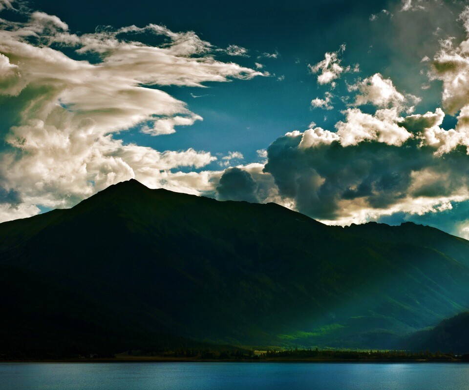 Свет на склонах гор обои