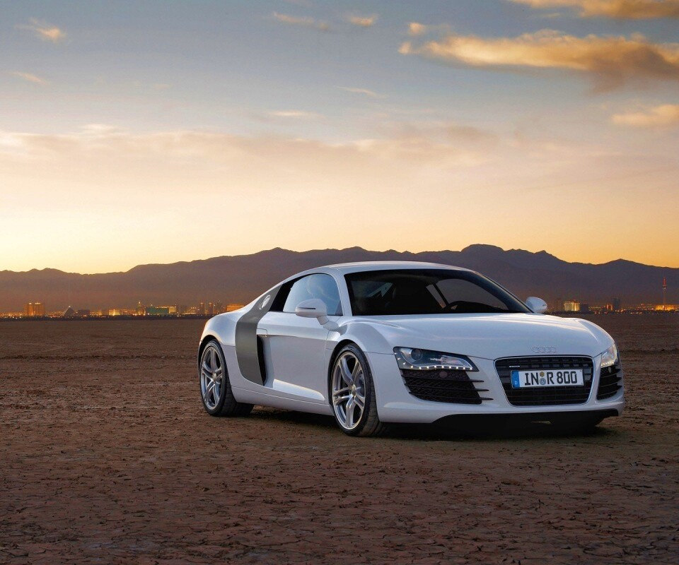 Белоснежная Ауди Р8 в пустыне обои