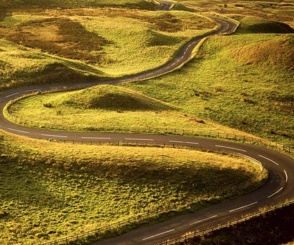Дорога петляет меж холмов обои