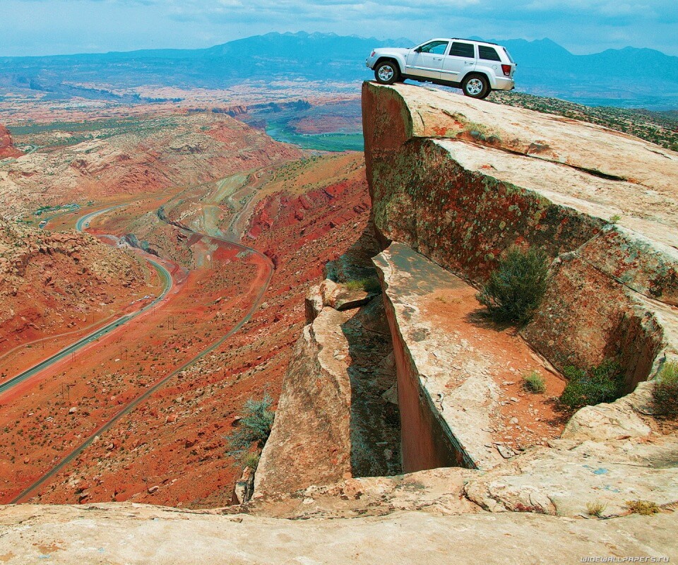 Внедорожник в горах обои