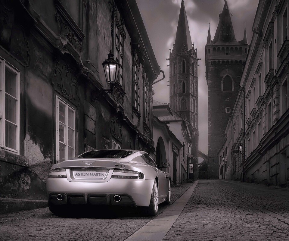 Aston Martin в старинном городе обои