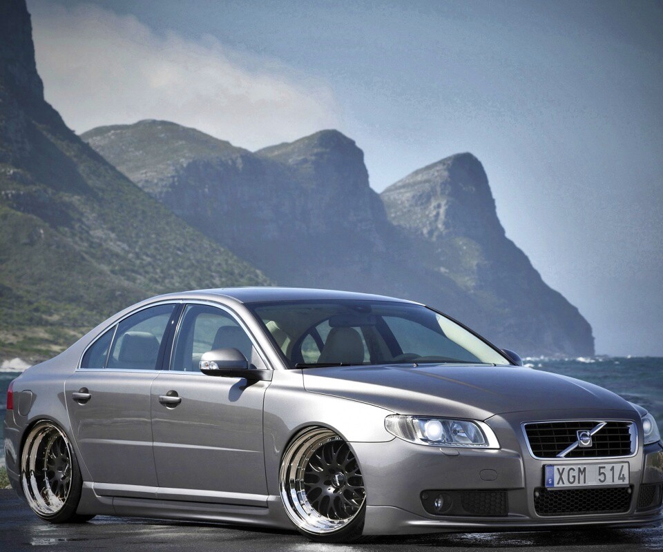 Вольво на берегу обои