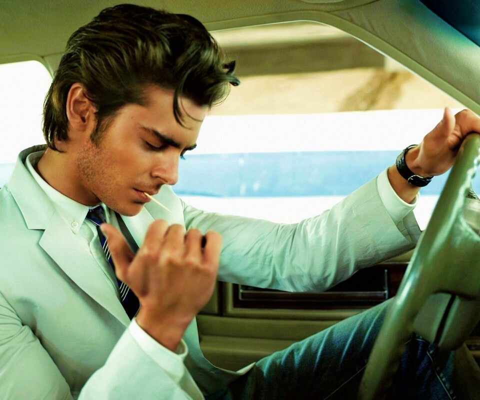 Мужчина прикуривает в машине обои