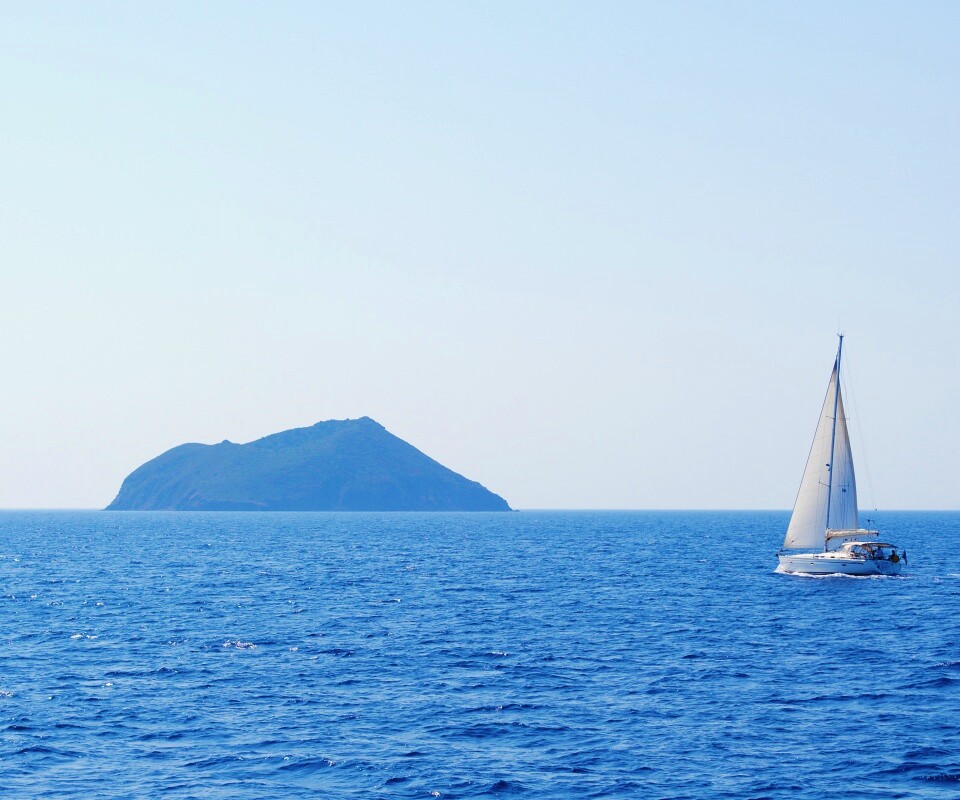 Яхта в море обои