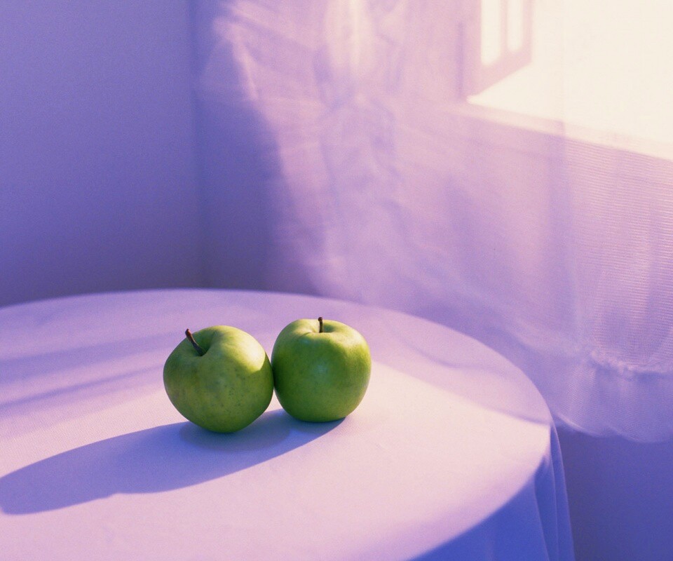 Яблоки на столе перед окном обои