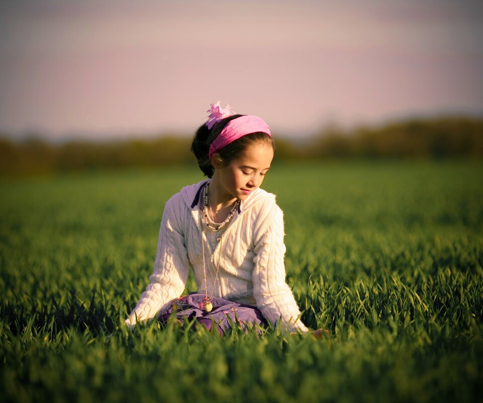 Девочка на траве обои