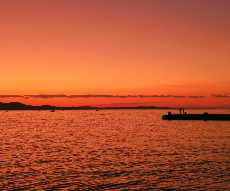 Одинокая пристань на озере обои