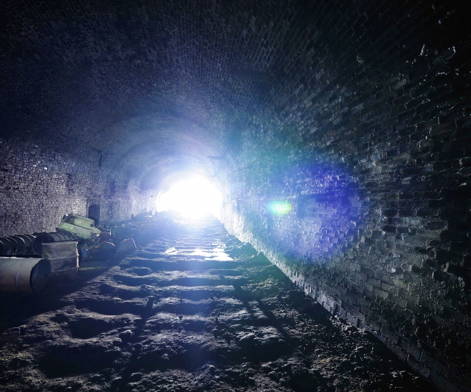 Захламленный тоннель обои