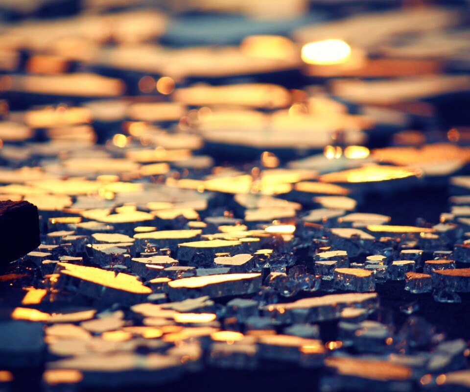 Битое стекло в лучах солнца обои