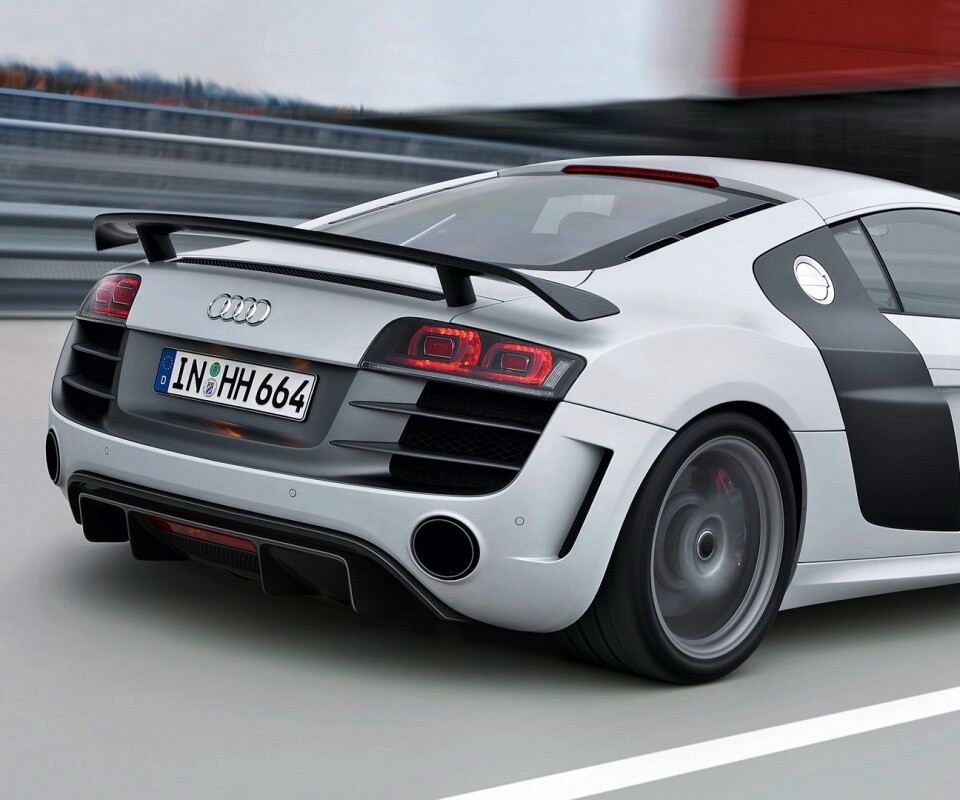 Audi R8 на скоростной трассе обои