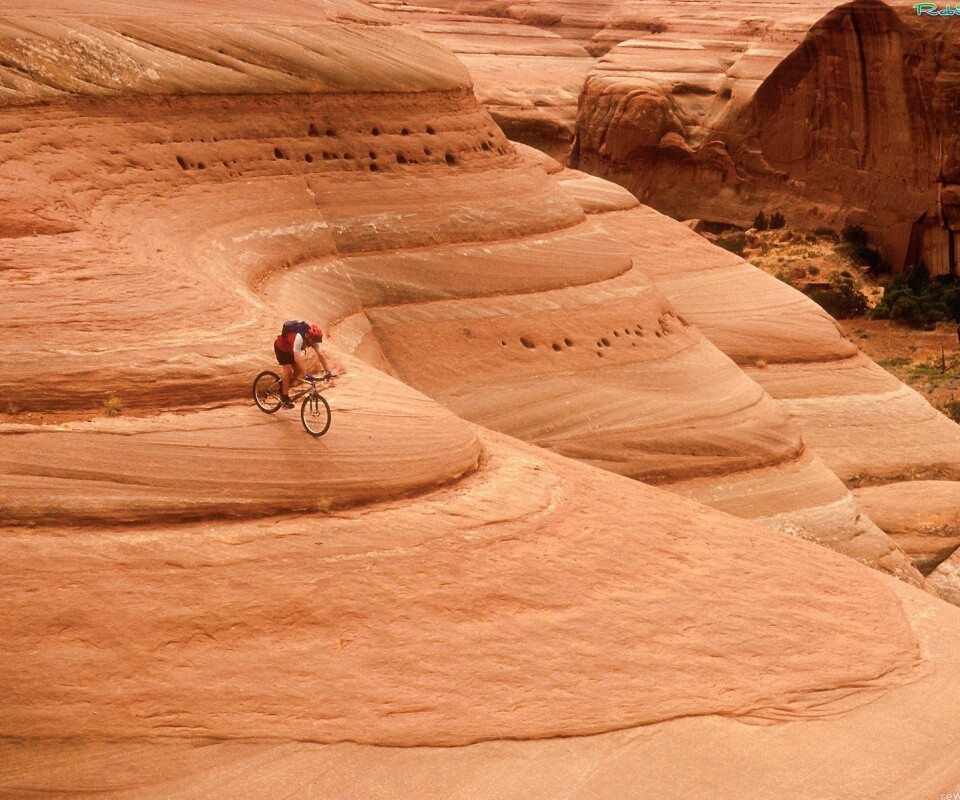 Опасный спуск на велосипеде обои