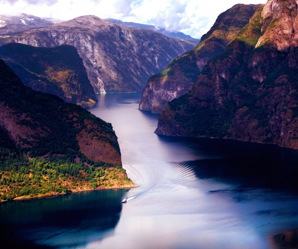 Лодка на реке среди высоких гор обои