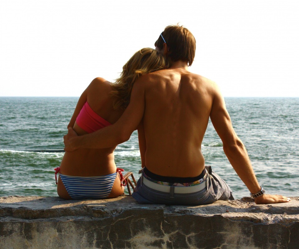 Девушка и парень у моря обои