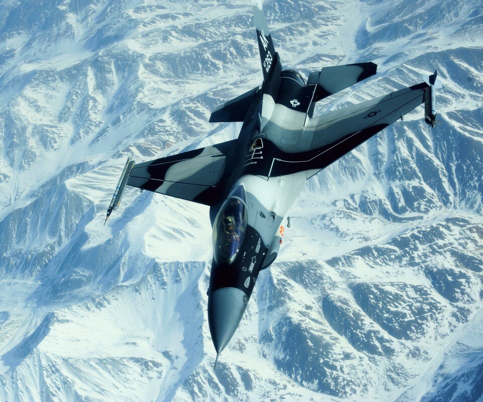 Истребитель над снежными пиками гор обои