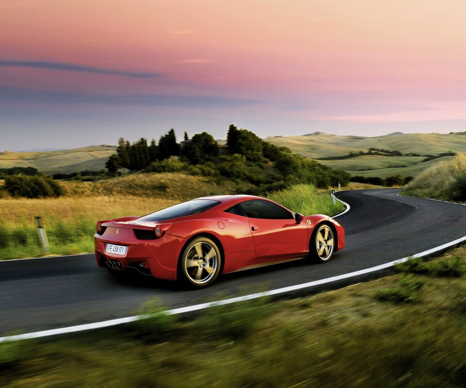 Красная феррари на извилистой дороге обои