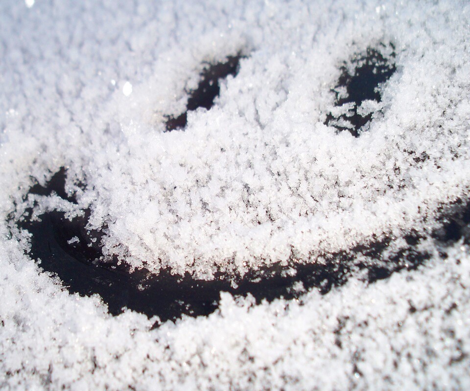 Смайлик на заснеженном стекле обои