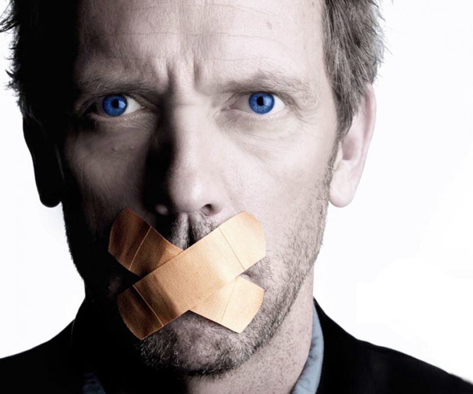 Хаус с пластырем на рту обои