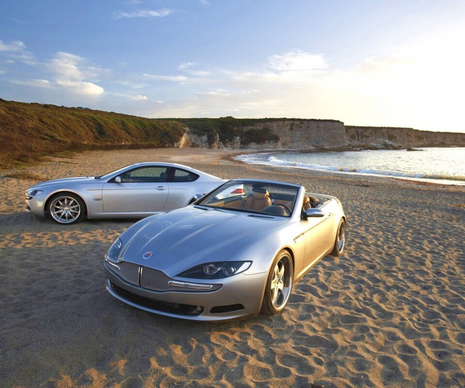 Два спорткара на берегу моря обои