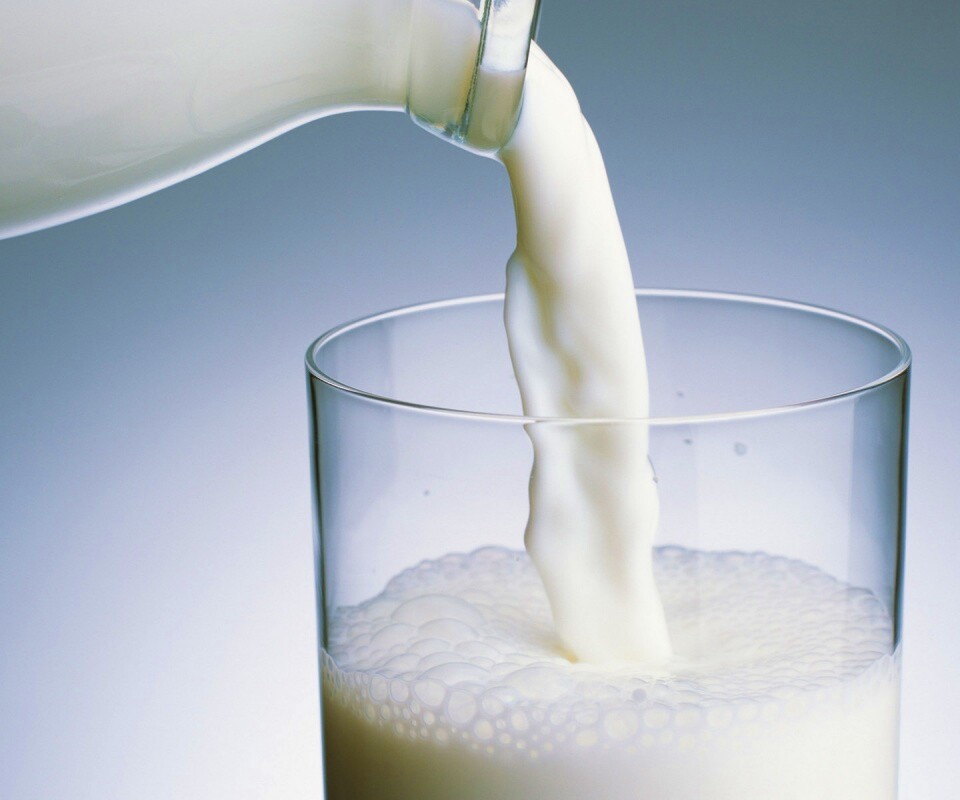Молоко наливают в стакан обои
