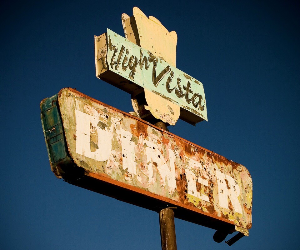 Вывеска заброшенного ресторанчика обои