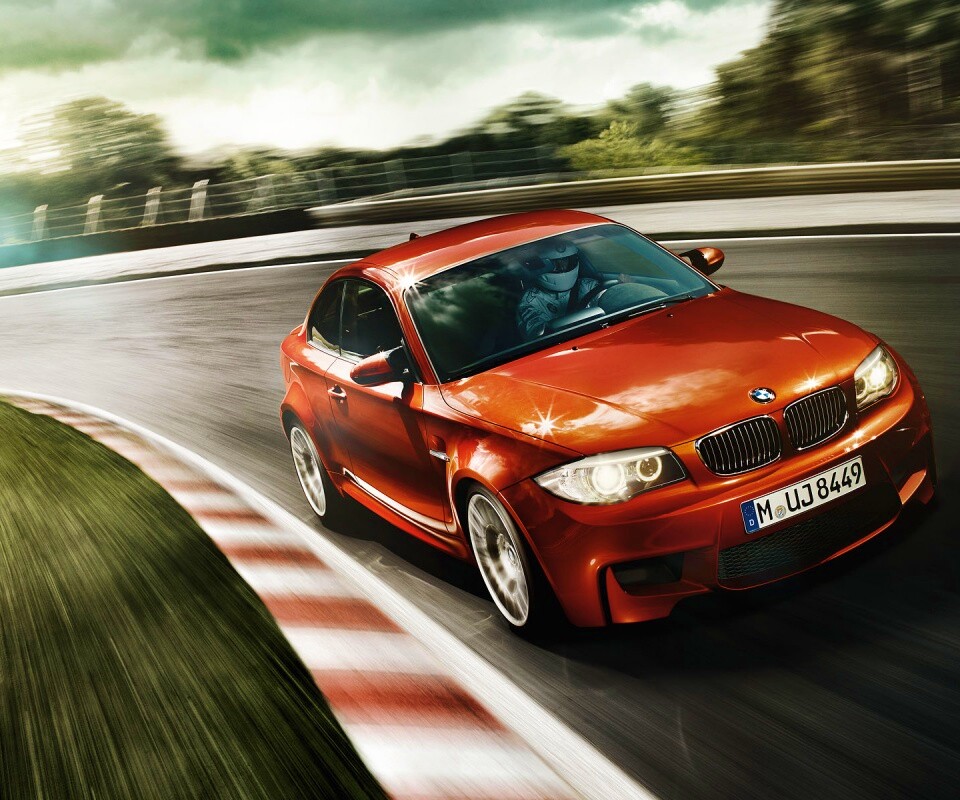 Гонщик за рулем BMW M1 обои