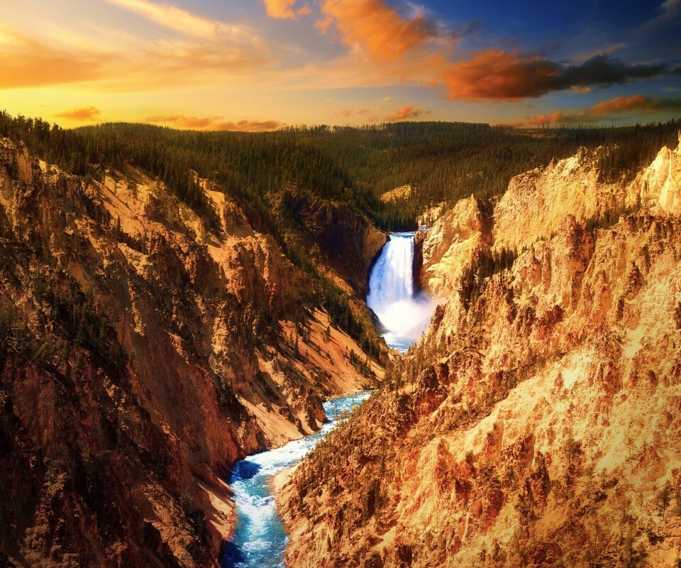 Водопад в скалистой местности обои